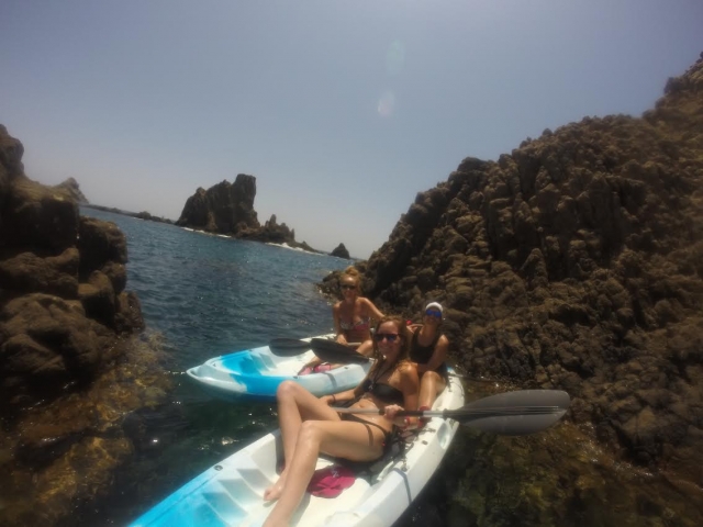 Recostadas en los kayaks